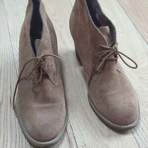 Women’s Lace-Up Suede Ankle Boots in Tan